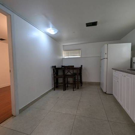 A single house with 1 bed 1 bath at the rear floor - Photo 3