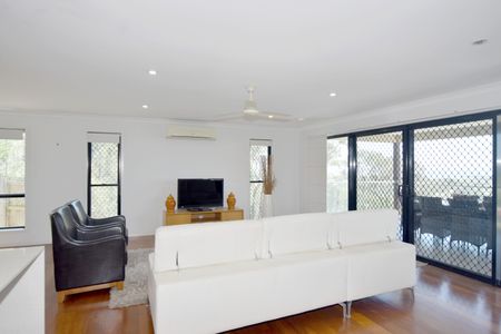 RISE AND SHINE IN SOUTH GLADSTONE - MODERN LIVING WITH BREATHTAKING VIEWS! - Photo 3