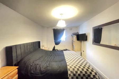 Alexander Square, Eastleigh - Photo 3