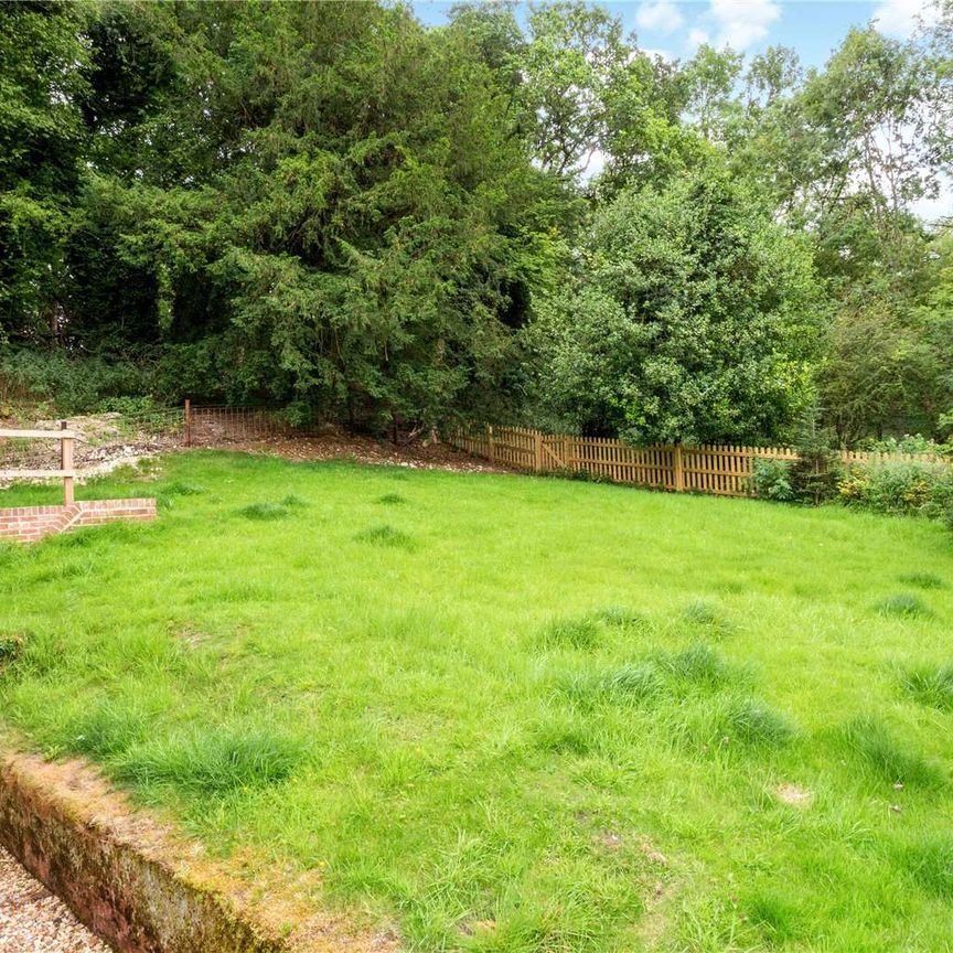 A charming three bedroom cottage in an idyllic location - Photo 1