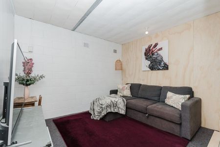 4 Bedroom Home with Double Garage & Sunroom in Glenview - Photo 4