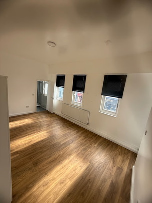 1 bedroom in a flat share to rent - Photo 1