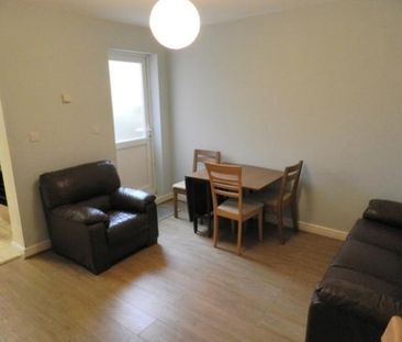 6 bedroom end of terrace house to rent - Photo 2