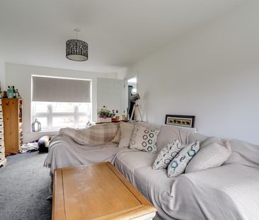 A 3 Bedroom House - Detached in Bishops Cleeve GL52 7ZX - Photo 3