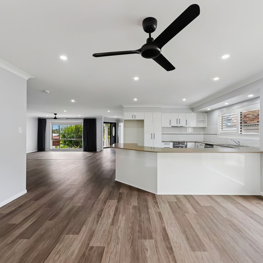 Spacious family home with pool in the heart of Elanora - Photo 1