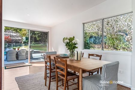 Relaxing 4 Bedroom House with a Pool - Photo 2