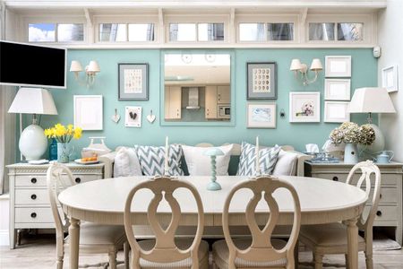 An outstanding end-of-terrace house with a beautiful garden. - Photo 4