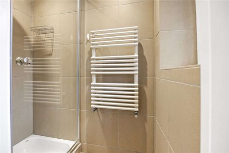 A generously proportioned mews house providing versatile living space. - Photo 5