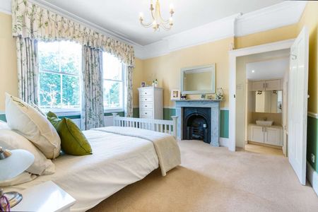 A well presented detached family home with a delightful garden on St Margarets Pleasure Gardens - Photo 5