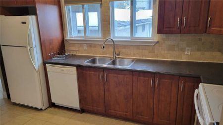 For Lease - 213 Woodfield Road, Toronto, Ontario - Photo 2