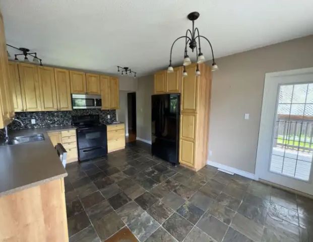 Duplex house with 5 bedroom and 2 bathroom in Varisty, UOC | Calgary - Photo 1