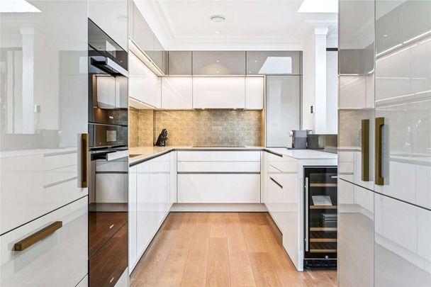 Exceptional 4 bedroom, 3 bathroom penthouse apartment overlooking Westminster Cathedral. Beautifully refurbished and exquisitely furnished. - Photo 1