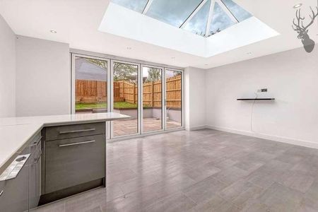 Dukes Avenue, Theydon Bois, Epping, Essex, CM16 - Photo 2