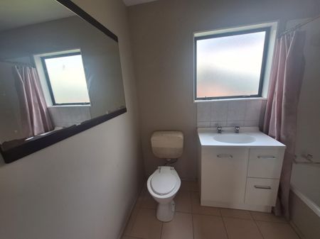 Two weeks rent free - Three Bedroom Home - Photo 2