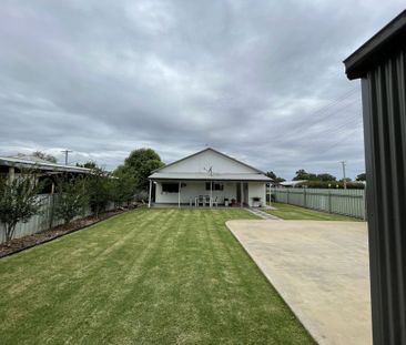 Stylish 2-Bedroom House in Central Dubbo - Photo 2