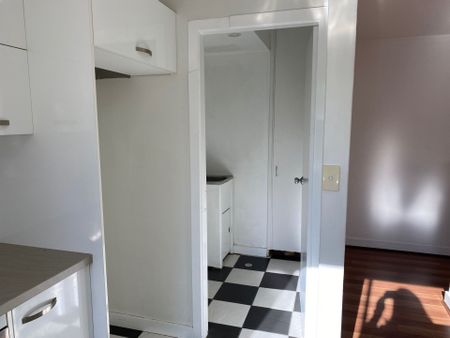 Contemporary style and air-conditioning on cosmopolitan Darby Street. - Photo 3