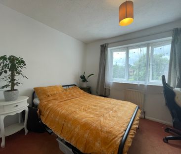 2 bedroom house to rent Wordsworth Mead, RH1 - Photo 2