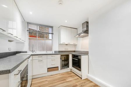 3 bedroom flat in London - Photo 3