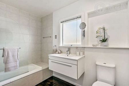 Spacious 4-Bedroom Home on a Big Fully-Fenced Sect - Photo 2