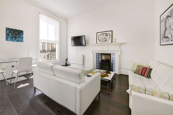 This is a charming 2 bedroom flat on the first floor of a popular period conversion near Gloucester Road. - Photo 1