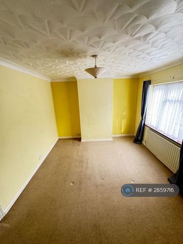 1 bedroom in a house share to rent - Photo 3