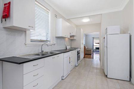 4 BEDROOM FAMILY HOME - Photo 3