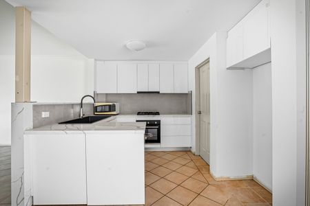 Air-Conditioned Three-Bedroom Townhouse with Ensuite, Gas Cook-Top and Single Garage! - Photo 5