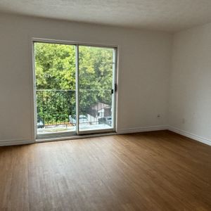BEAU 5 1/2 | CHAUFFAGE Inclus| - Photo 3