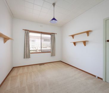 4 Luckins Rd, Bentleigh VIC 3204 - House For Rent | Domain - Photo 4