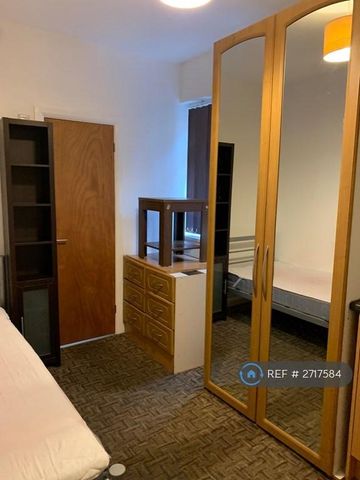 1 bedroom in a house share to rent - Photo 2