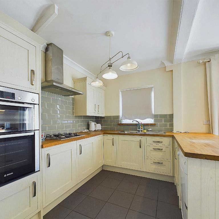 3 bedroom end of terrace house to rent - Photo 1