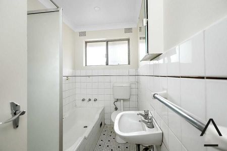 Spacious Renovated Apartment - Photo 5