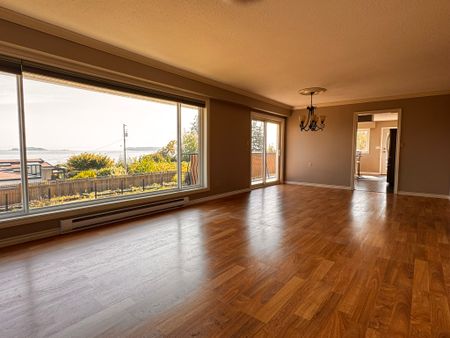 4786 Kilmarnock Drive - Upper - Photo 2