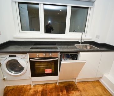 Studio Flat, Edwin Street, E16 - Photo 2