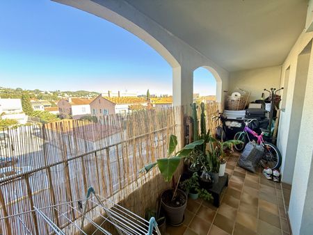 T1 - HYERES - terrasse - résidence sécurisée, calme a proximité centre ville - Photo 4