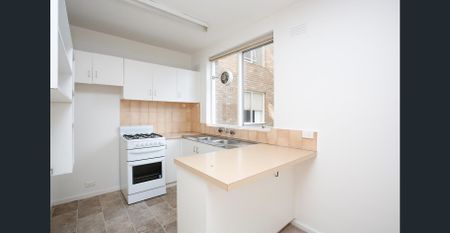 Charming One-Bedroom Apartment in an Ideal Location - Photo 2