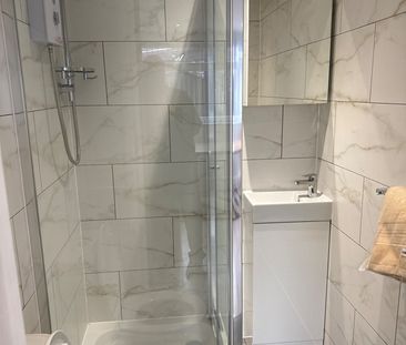 Bedsit, Manley Road, M21 - Photo 2