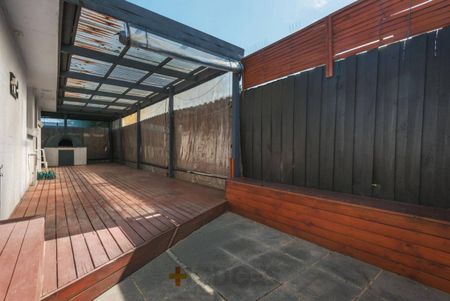 CENTRAL LOCATION | LOW MAINTENANCE | ALL YEAR ALFRESCO ENTERTAINING - Photo 2