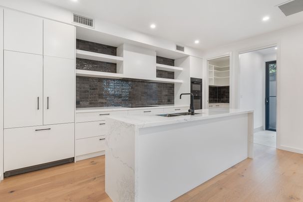 Stylish Three-Bedroom Townhouse in the Heart of Griffith! - Photo 1