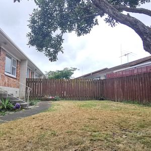 Easy Living in Papatoetoe - Photo 2