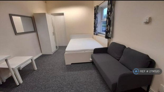 3 bedroom flat to rent - Photo 1