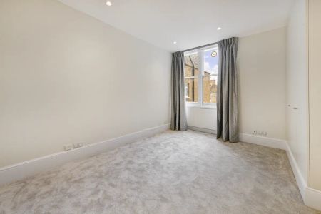 3 bedroom flat in London - Photo 5