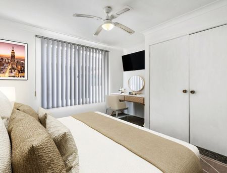 Great location, Opposite train station - Photo 3