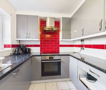 Inglewood Avenue, Camberley Inglewood Avenue, Camberley - Photo 2