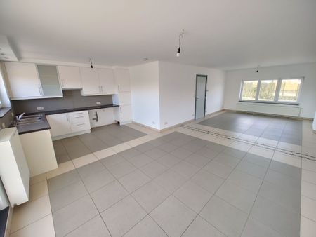 Ruim duplex appartement gelegen in het landelijke Strijtem. - Photo 2