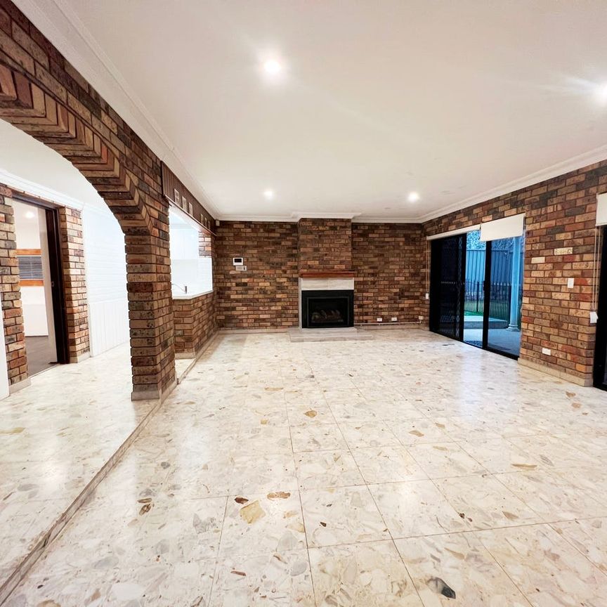 2 Bedroom Half House (downstairs), water & electricity included in rent!! - Photo 1