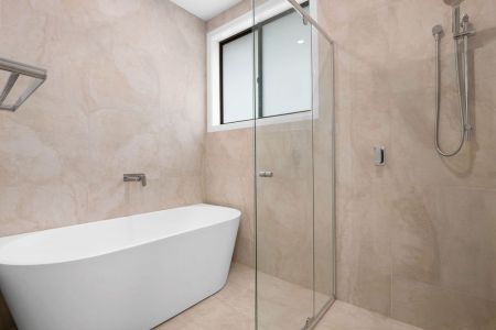 Brand New 5 Bedroom Duplex! - Photo 4