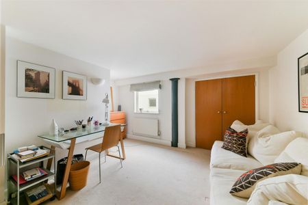 Two bedroom apartment to rent in this popular warehouse conversion close to Wapping Station. - Photo 2