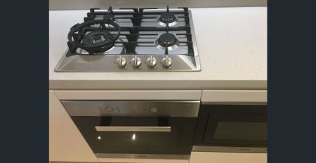 Wooo.!! 2 Beds 2 Bath As New Apartment! Facing Beautiful Garden, Quite Location, Heart of Burwood! Walk mins to Shopping centre, Burwood train station - Photo 2