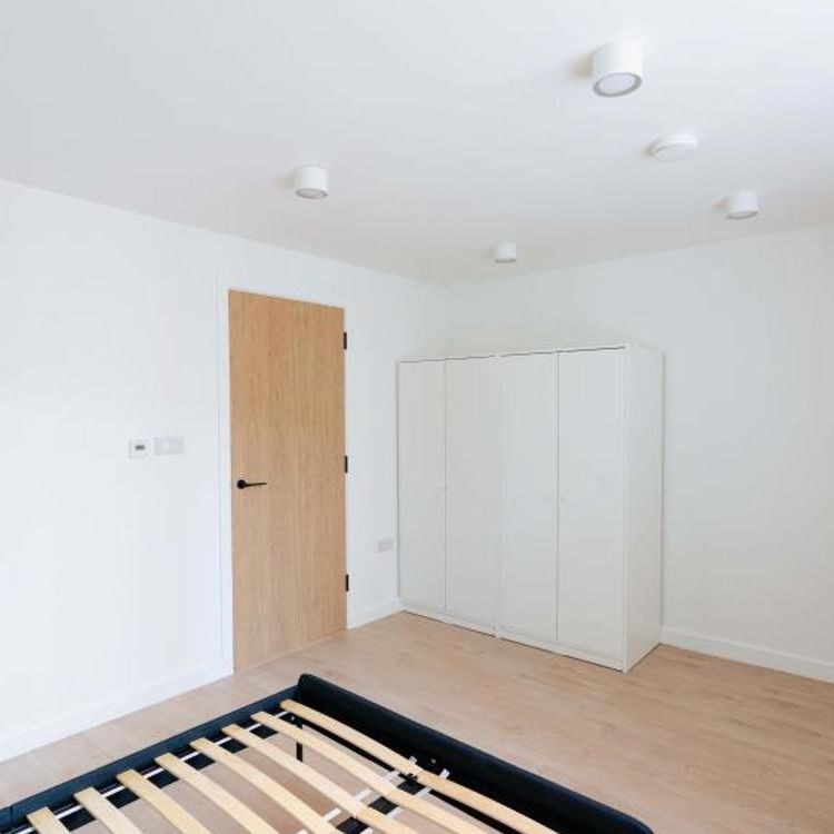 A brand new, high-spec one-bedroom flat in vibrant Bristol, offering modern open-plan living, underfloor heating, built-in storage, energy efficiency, and excellent access to public transport, shops, parks, and city amenities—ideal for couples seeking urban comfort. - Photo 1